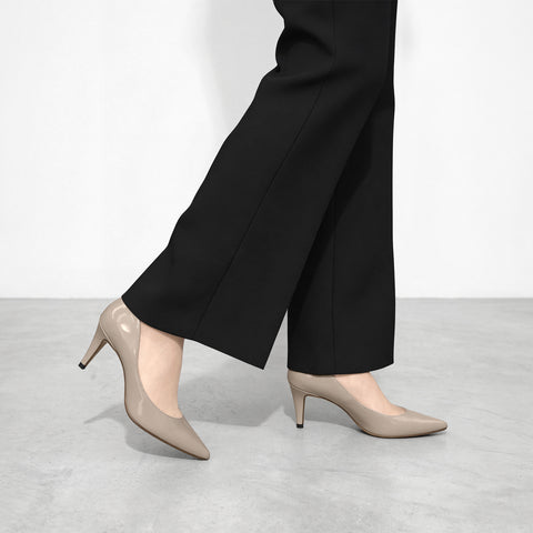 10% OFF: 2024SS: iCoN COLORS: Pointed toe enamel pumps (C76531) Greige E