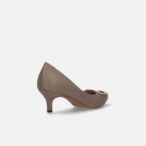 2025AW：ポインテッドトゥ バックル パンプス（m55224）グレージュS/mamian（マミアン）