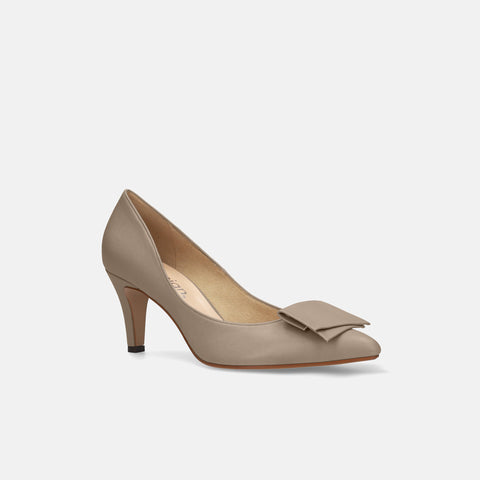 予約：2026SS：リボン付き ポインテッドトゥパンプス（m72027）グレージュ